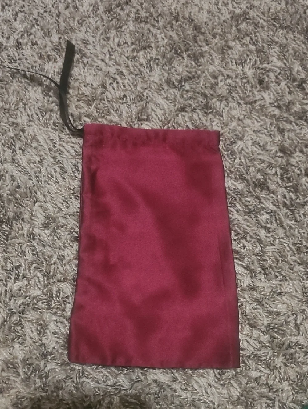 Gucci Satin Drawstring Pouch in Deep Red with Gold Logo - Picture 3 of 4